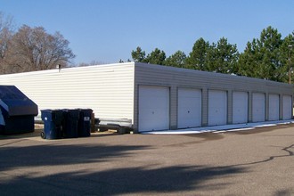 Canary Hill Apartments in Maplewood, MN - Foto de edificio - Building Photo