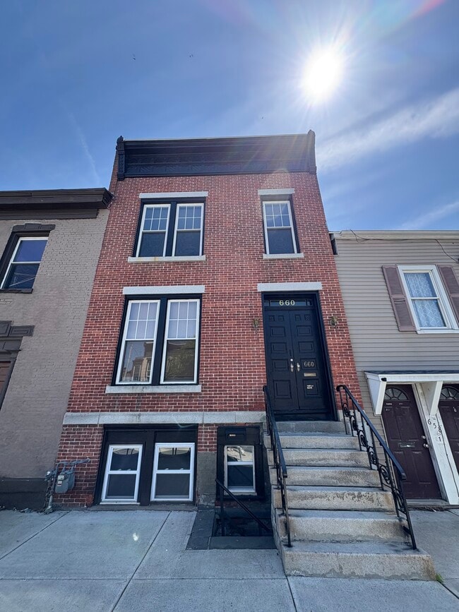 660 2nd Ave, Unit 2nd Floor in Troy, NY - Foto de edificio - Building Photo