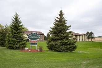 Spruce Place Apartments in Fergus Falls, MN - Foto de edificio - Building Photo