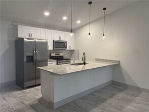 557 Nimitz Blvd in Lehigh Acres, FL - Foto de edificio - Building Photo