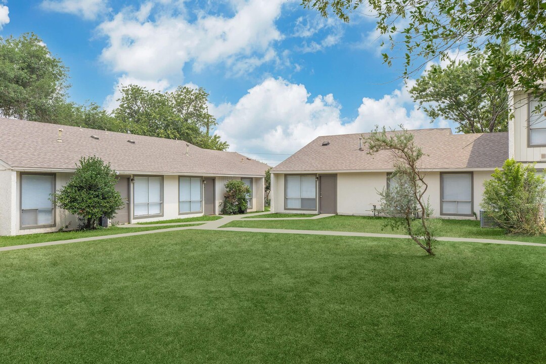 Country Oaks Apartments in San Antonio, TX - Building Photo