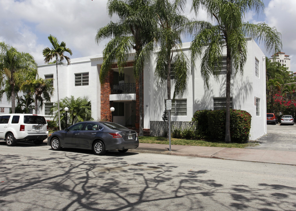 33 Alhambra Cir in Coral Gables, FL - Building Photo