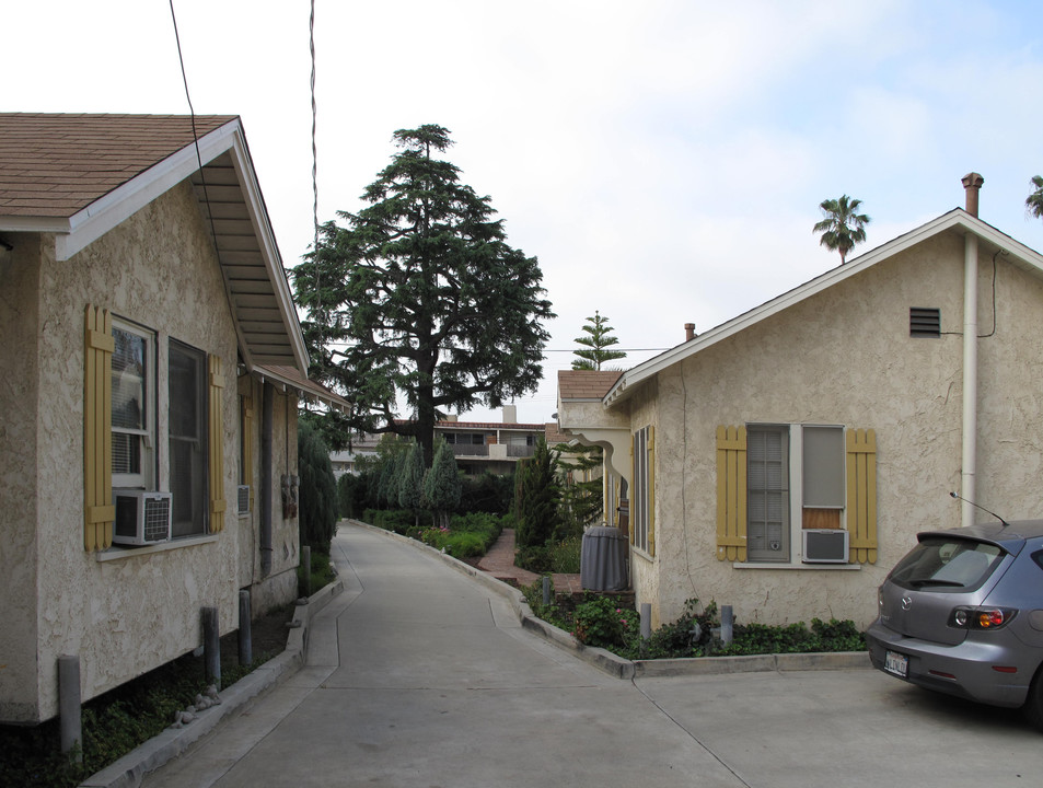 2435 Mohawk St in Pasadena, CA - Foto de edificio