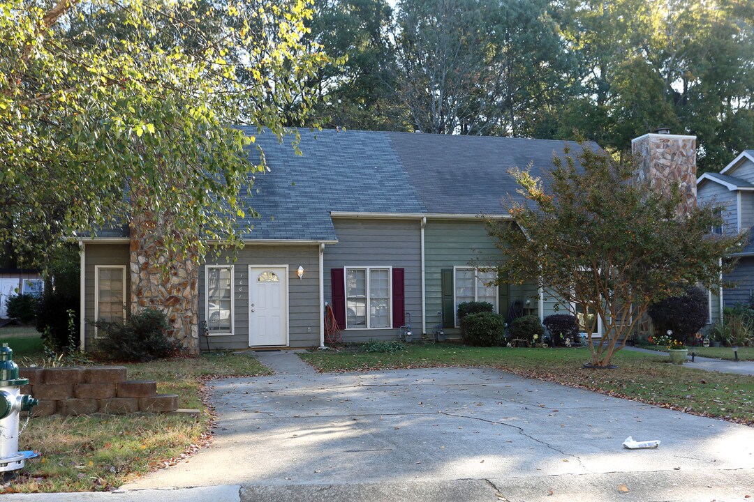 1001-1003 Whitfield Ct SE in Smyrna, GA - Building Photo