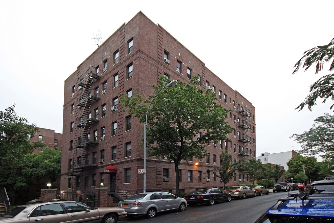 31-62 29th St in Long Island City, NY - Foto de edificio
