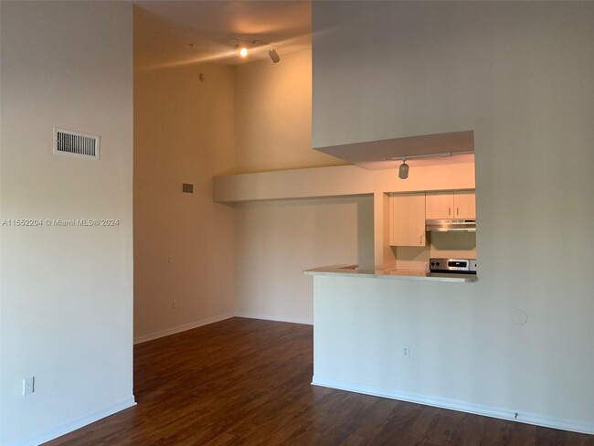 655 SW 111th Way, Unit 305 in Pembroke Pines, FL - Building Photo - Building Photo
