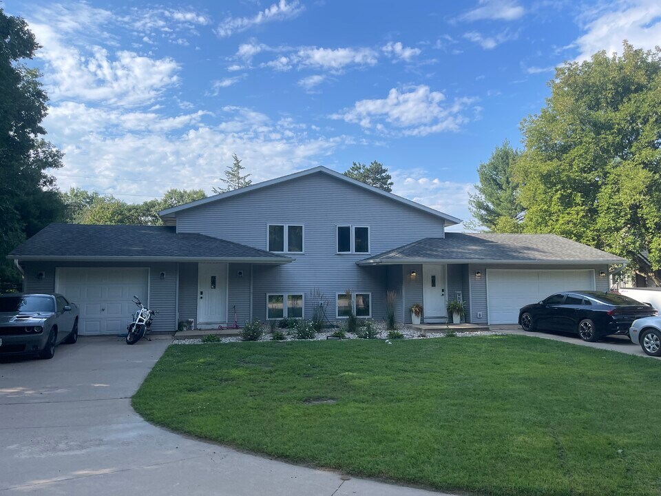 6527 Woodhaven Cir in Wautoma, WI - Building Photo