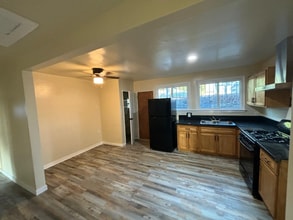 1129 E 103rd St in Los Angeles, CA - Foto de edificio - Building Photo