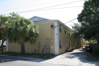 3010 W Binnicker Ave in Tampa, FL - Foto de edificio - Building Photo
