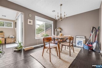 8 Larkin Cir in West Orange, NJ - Building Photo - Building Photo