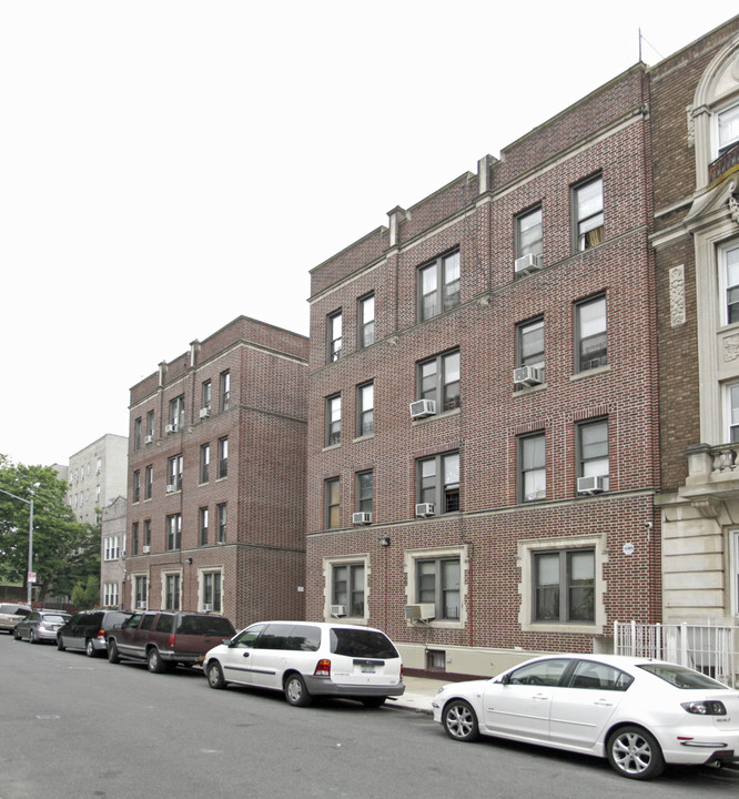 209 E 16th St in Brooklyn, NY - Building Photo