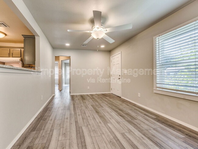 215 W Kittyhawk Dr in Midwest City, OK - Building Photo - Building Photo