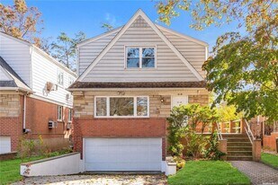 65-68 Ellwell Crescent in Queens, NY - Building Photo