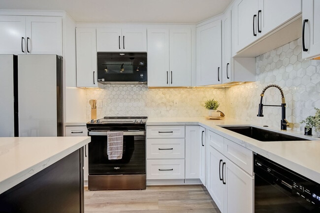 6th and Raymond in Santa Monica, CA - Foto de edificio - Building Photo