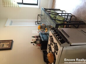 349 Pleasant St in Malden, MA - Foto de edificio - Building Photo