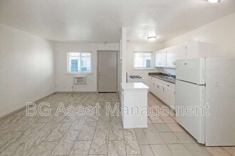 728 Darina Ave in Sacramento, CA - Foto de edificio - Building Photo