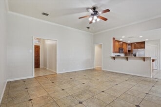 302 April Ln in Hewitt, TX - Building Photo - Building Photo