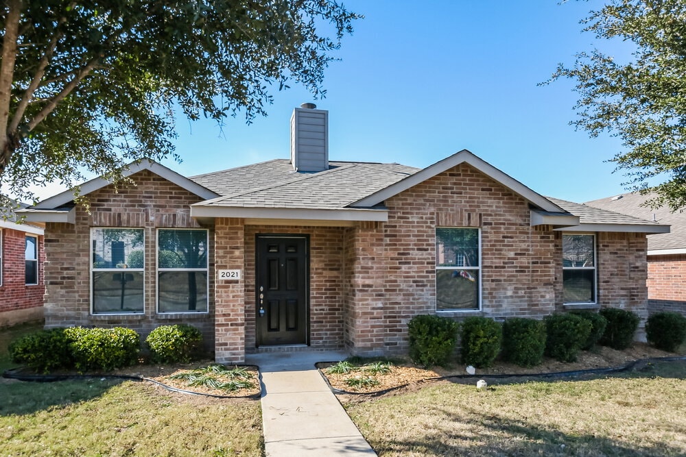 2021 Bentwood St in Glenn Heights, TX - Foto de edificio