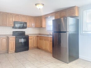 4 Marlon Pl, Unit Unit B in Cromwell, CT - Building Photo - Building Photo