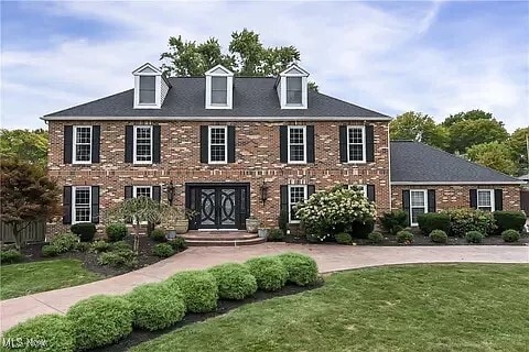 23917 Stonehedge Dr in Westlake, OH - Foto de edificio