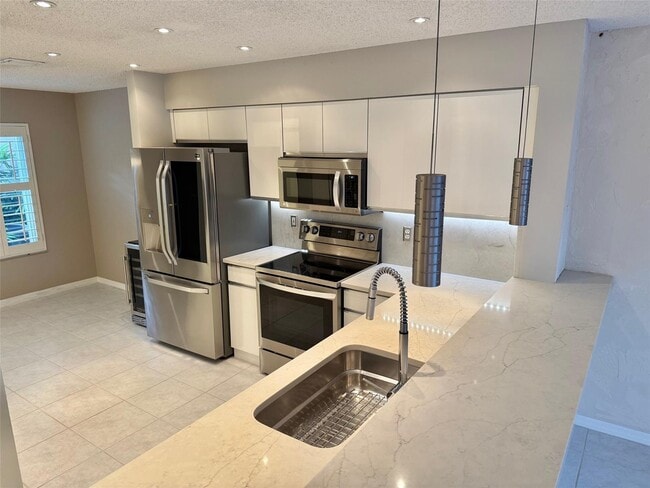 1654 SW 109th Ter in Davie, FL - Building Photo - Building Photo