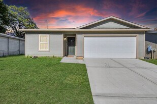 164 Goldenrod in Livingston, TX - Building Photo