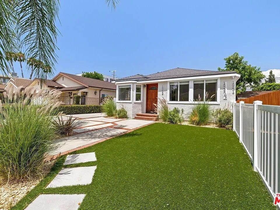 15233 Camarillo St in Sherman Oaks, CA - Building Photo