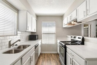 1001 Center Rd in Venice, FL - Building Photo - Building Photo