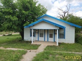436-438 Crest in Pampa, TX - Building Photo