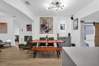 274 NW 43rd St in Miami, FL - Foto de edificio - Building Photo