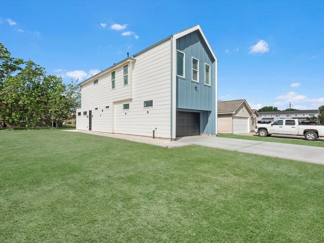 1130 Miller Rd in Sealy, TX - Building Photo - Building Photo