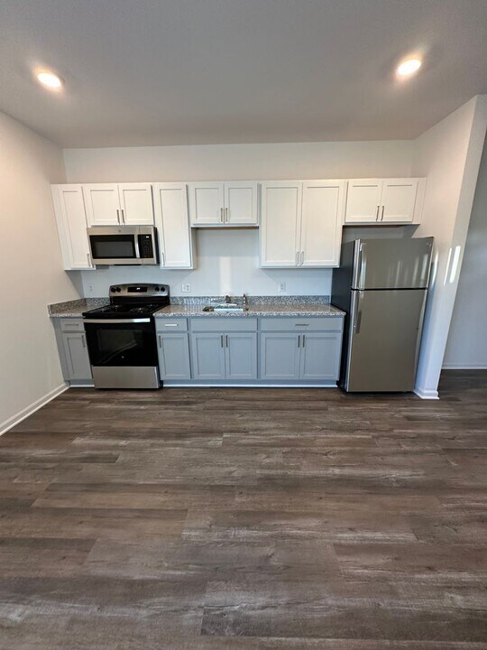 8775 W Nine Mile Rd in Oak Park, MI - Building Photo