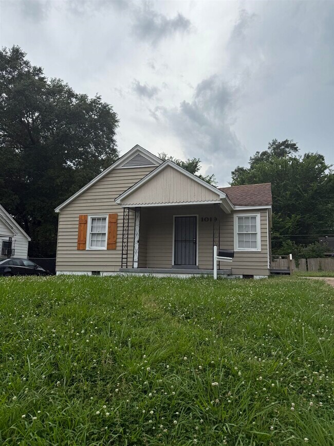 property at 1019 W Walthal Cir