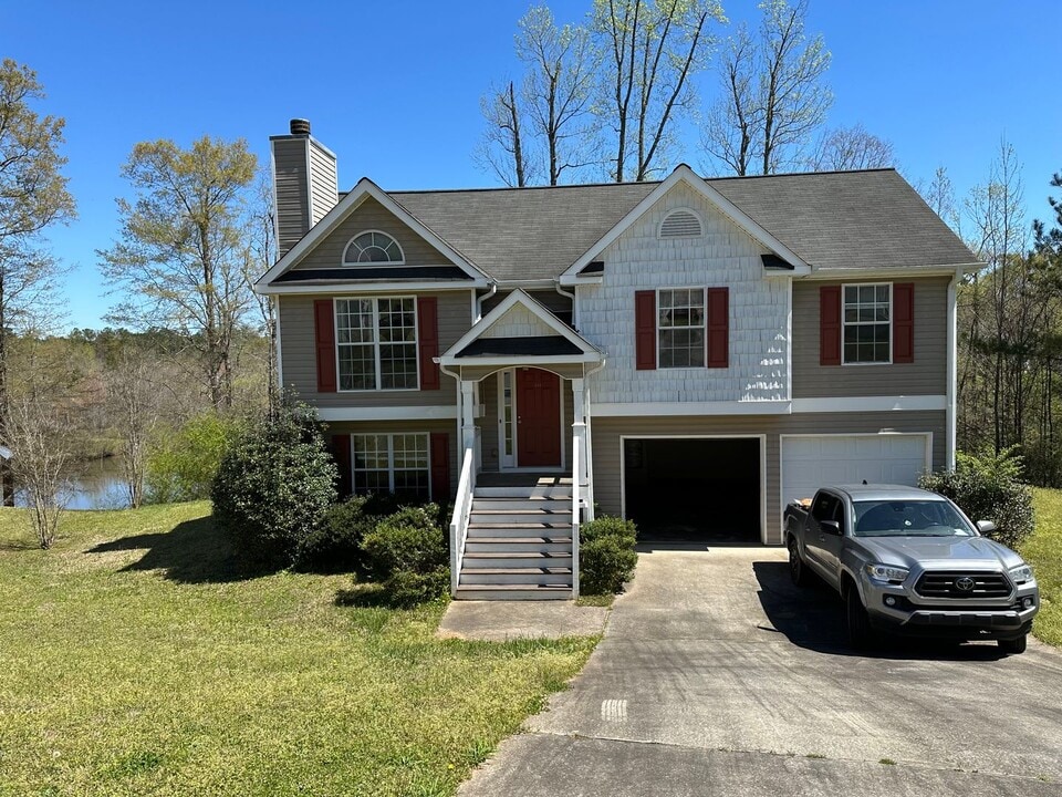 111 Manx Dr in Grantville, GA - Building Photo