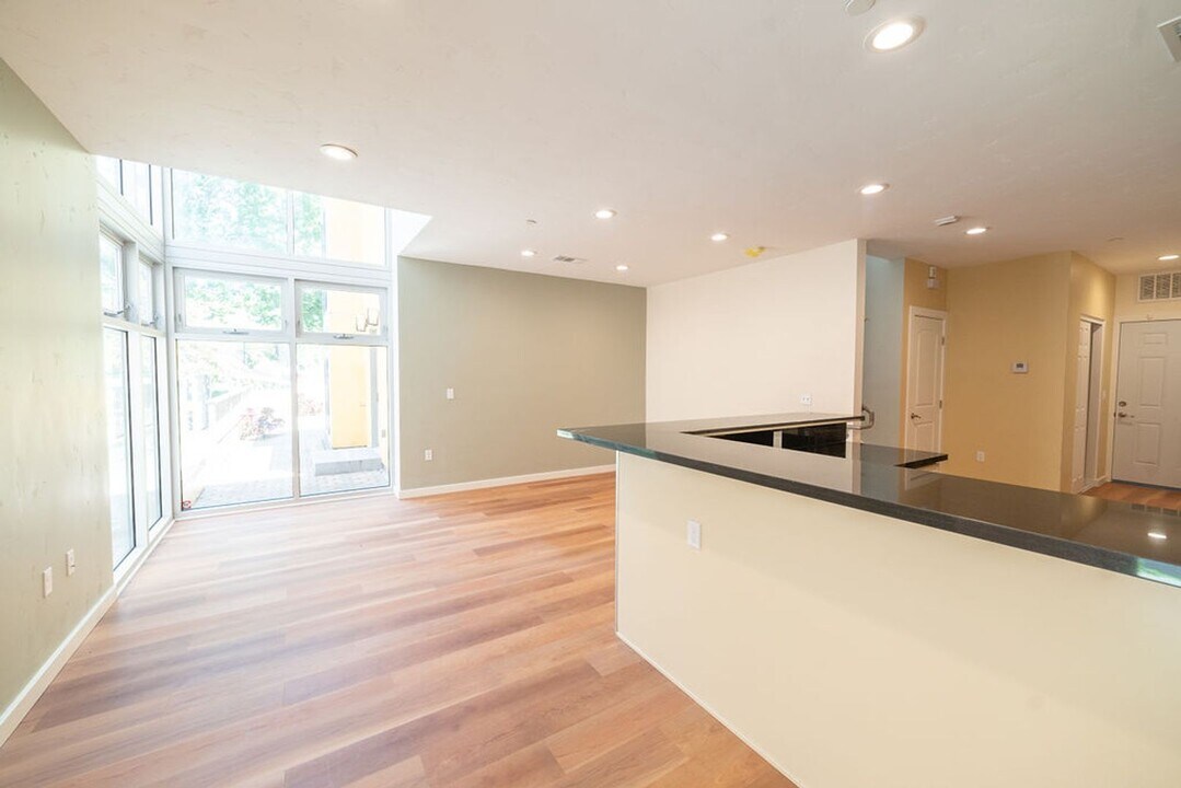 1276 Ocean Ave in Emeryville, CA - Building Photo