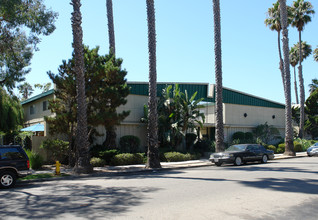 450 Linden Dr in Oxnard, CA - Foto de edificio - Building Photo