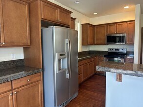 7625 NE 201st Pl in Kenmore, WA - Building Photo - Building Photo