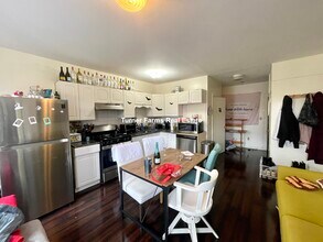 1576 Tremont St, Unit 2 in Boston, MA - Foto de edificio - Building Photo