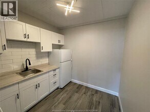 928 Howard Ave in Windsor, ON - Foto de edificio - Building Photo