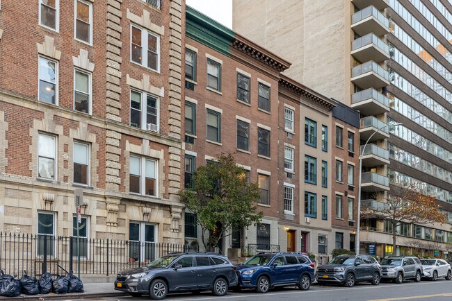 337-339 W 70th St in New York, NY - Building Photo - Building Photo