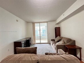 170 SE 14th St, Unit 1405 in Miami, FL - Building Photo - Building Photo