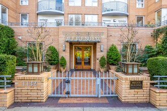 Legends Condos in Portland, OR - Building Photo - Building Photo