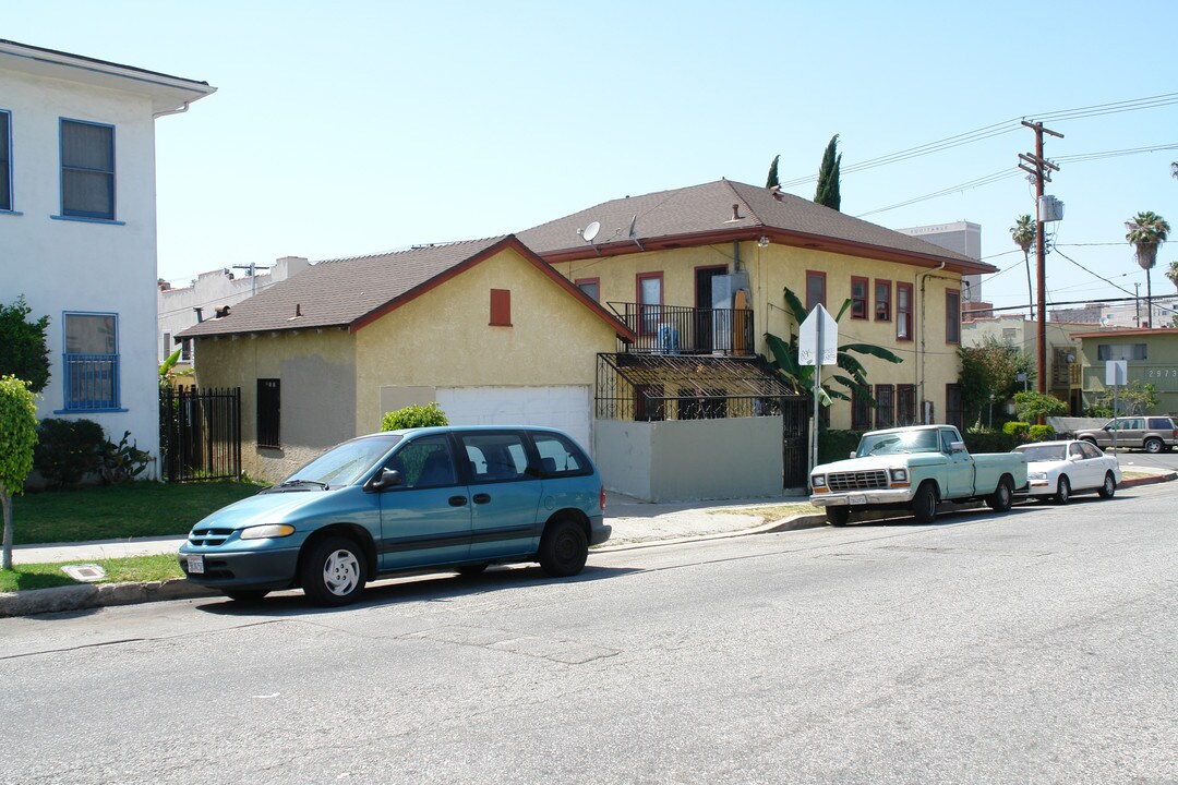 2970 San Marino St in Los Angeles, CA - Building Photo