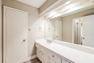 11818 Oakcroft Dr, Unit 2704 in Houston, TX - Foto de edificio - Building Photo