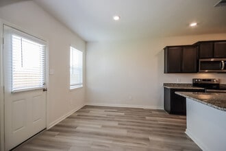 8414 Bermuda Blue Rd in Mont Belvieu, TX - Foto de edificio - Building Photo