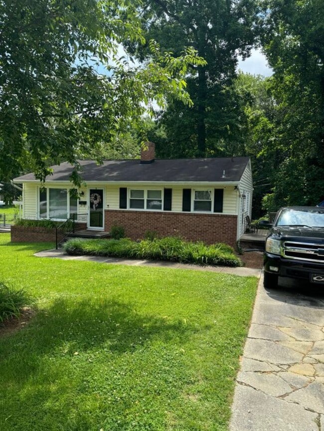 405 Crestwood Dr in Greensboro, NC - Building Photo - Building Photo