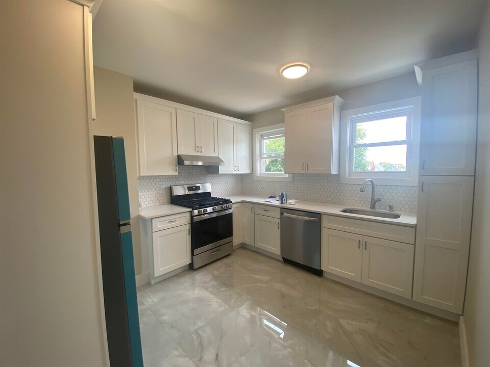 275 Avenue B in Bayonne, NJ - Building Photo