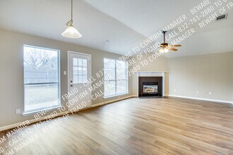 905 Chestnut Ave in Burleson, TX - Foto de edificio - Building Photo