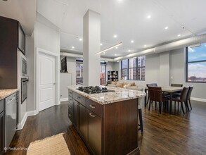360 W Illinois St in Chicago, IL - Foto de edificio - Building Photo