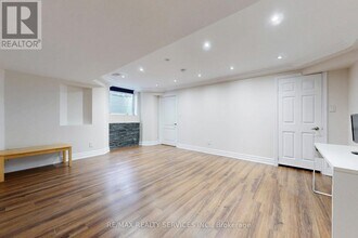 28 Lavallee Cres in Brampton, ON - Building Photo - Building Photo